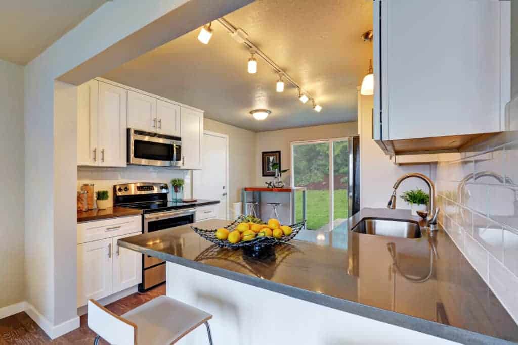 Dirty Home? The BEST Weekly Cleaning Schedule for Busy People - Time to get your home clean and tidy. This daily and weekly cleaning routine will help you take control of the mess. Even if you are a lazy cleaner, you deserve a clean home. This chore list will help you get your home under control! Get clean in 2019!