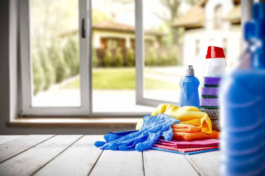 Dirty Home? The BEST Weekly Cleaning Schedule for Busy People - Time to get your home clean and tidy. This daily and weekly cleaning routine will help you take control of the mess. Even if you are a lazy cleaner, you deserve a clean home. This chore list will help you get your home under control! Get clean in 2019!