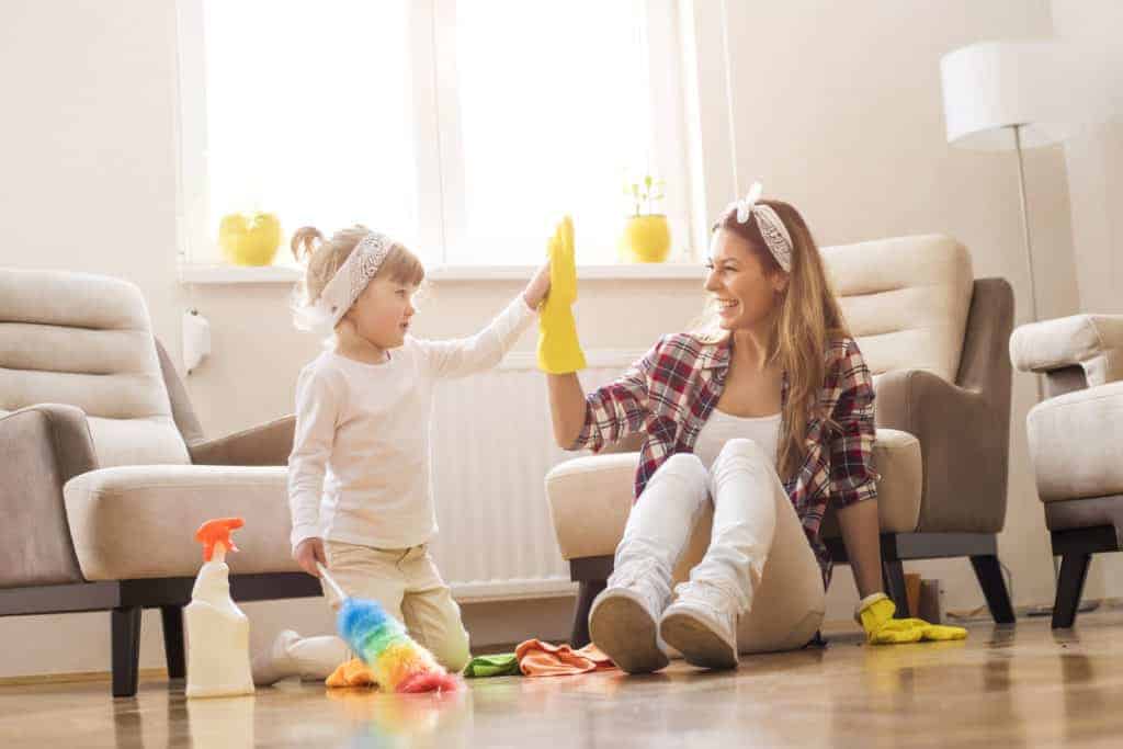 Dirty Home? The BEST Weekly Cleaning Schedule for Busy People - Time to get your home clean and tidy. This daily and weekly cleaning routine will help you take control of the mess. Even if you are a lazy cleaner, you deserve a clean home. This chore list will help you get your home under control! Get clean in 2019!